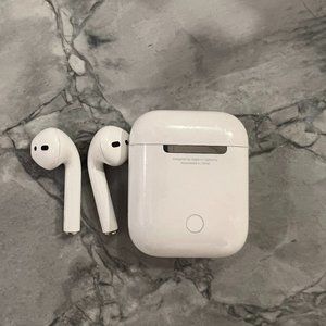 Apple Airpods 1st Generation with case and charging cord